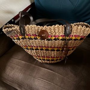 Basket type woven hand bag